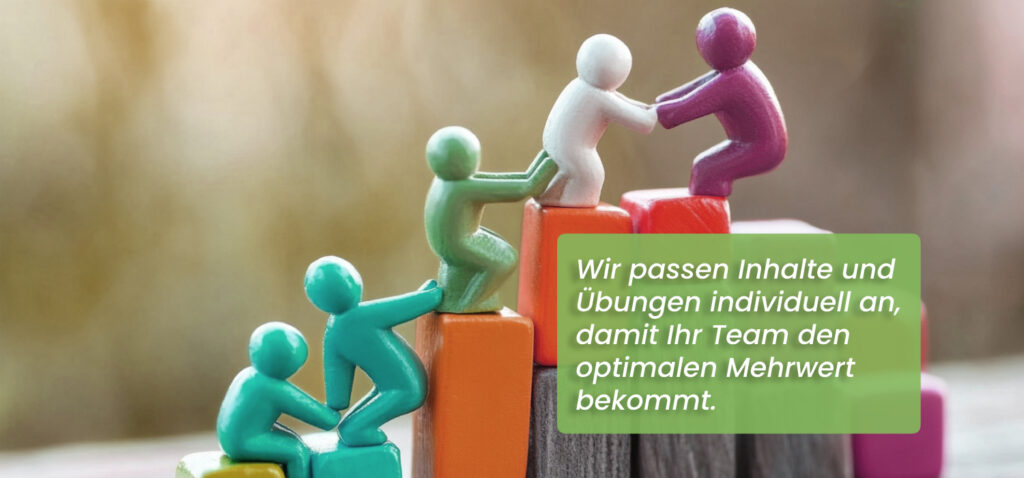 "Wir passen Inhalte und Übungen individuell an, damit Ihr Team den optimalen Mehrwert bekommt." Kleine Männlein helfen sich gegenseitig einen Berg aus Klötzchen hinauf